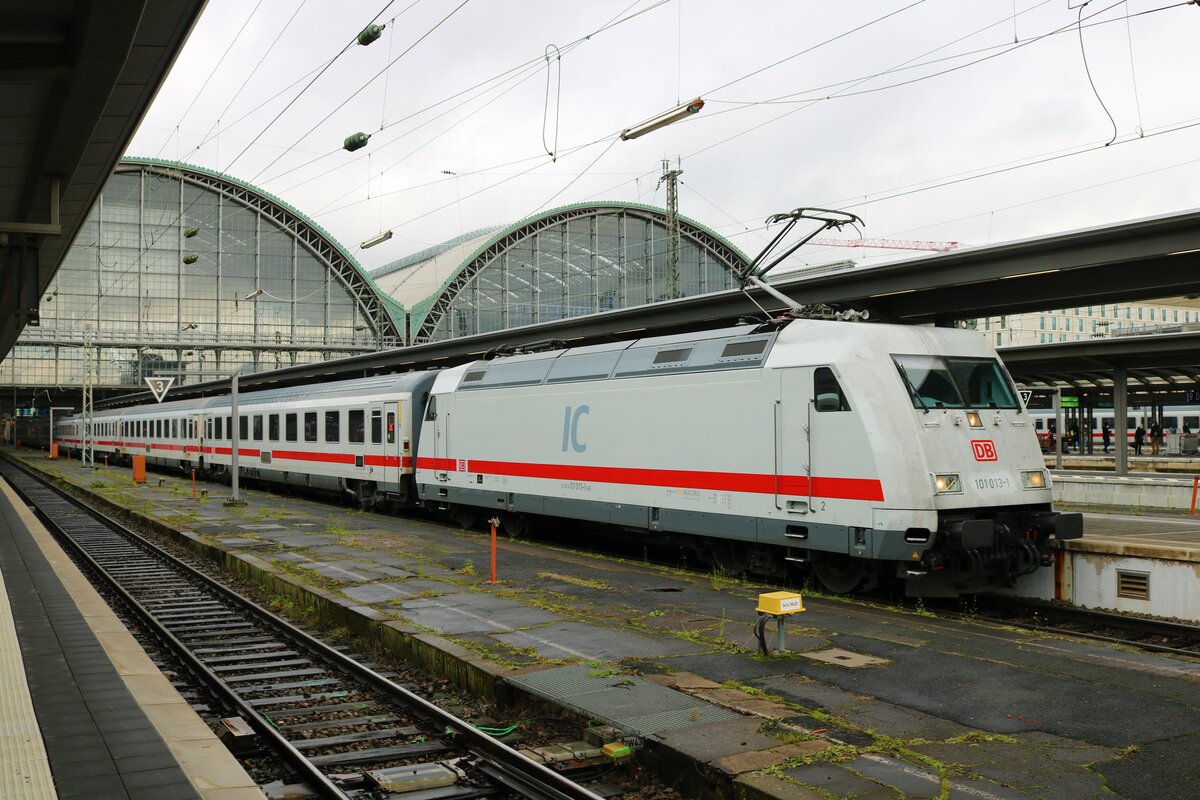 DB Fernverkehr 101 013-1 mit dem EC219 in Frankfurt am Main am 27.11.21