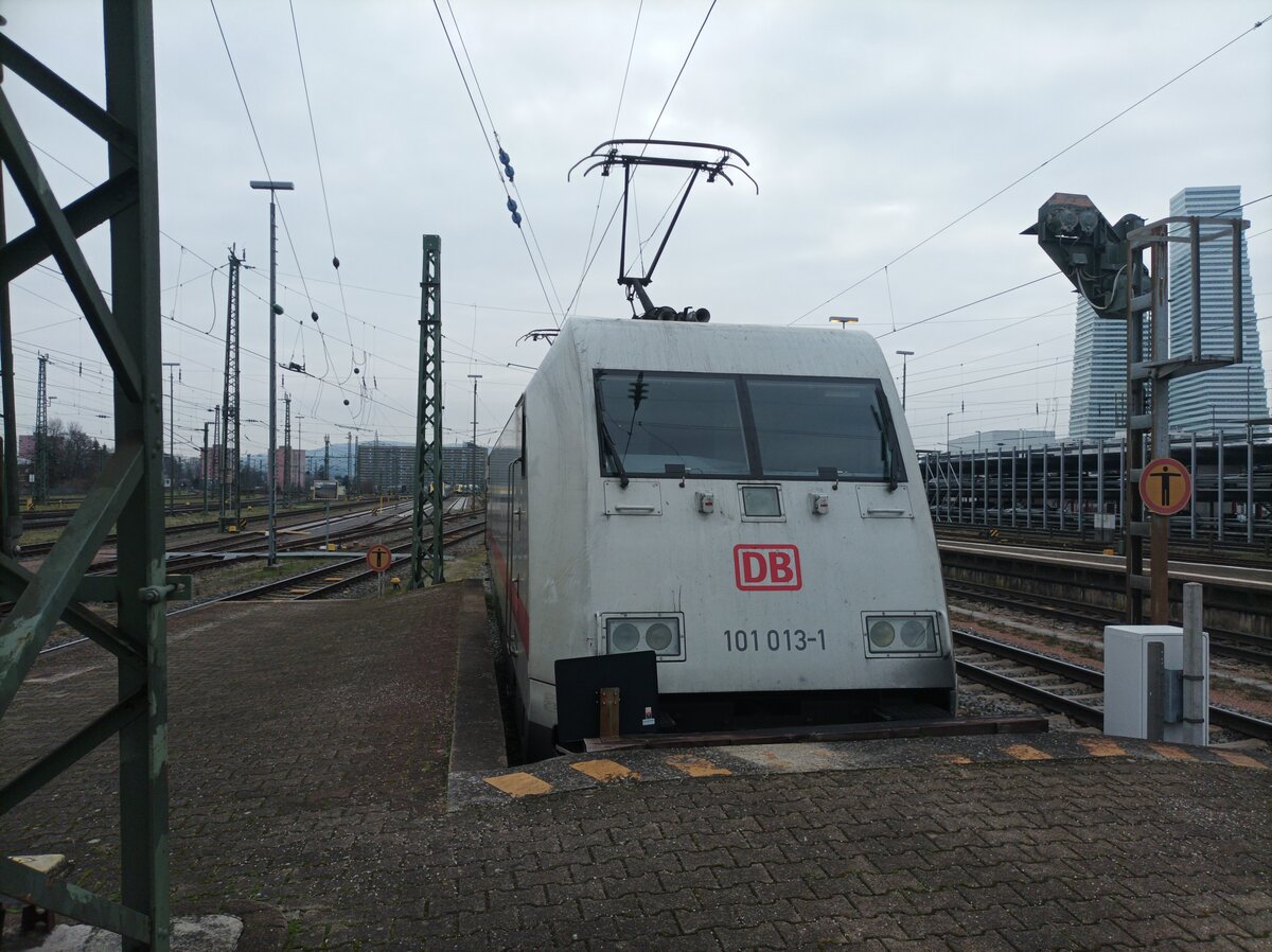 DB Fernverkehr 101 013-1 Werbelok 30 Jahre InterCity am 20
.01.23 in Basel Bad Bf 