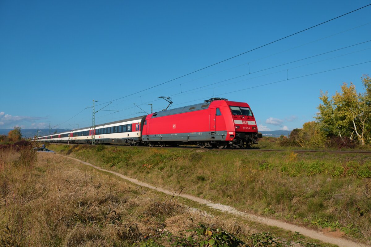 DB Fernverkehr 101 015-6 mit eine EuroCity in Gau Algesheim am 16.10.21 