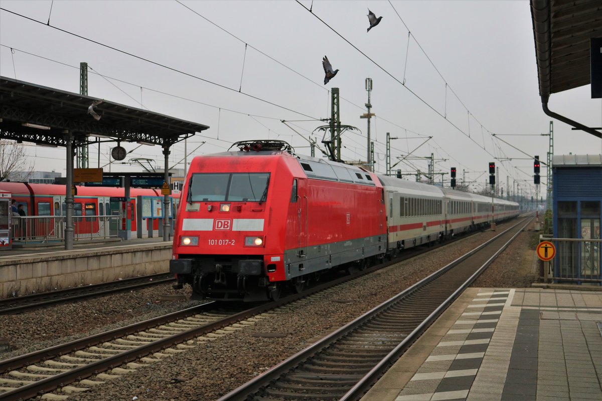 DB Fernverkehr 101 017-2 mit IC in Langen (Hessen) am 17.02.18 