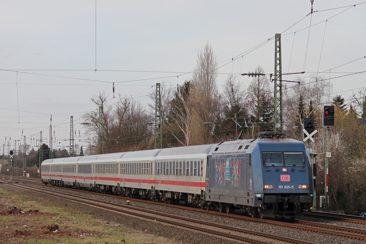 DB Fernverkehr 101 025  Starlight Express  am 23.2.14 mit einem IC in Düsseldorf-Angermund.