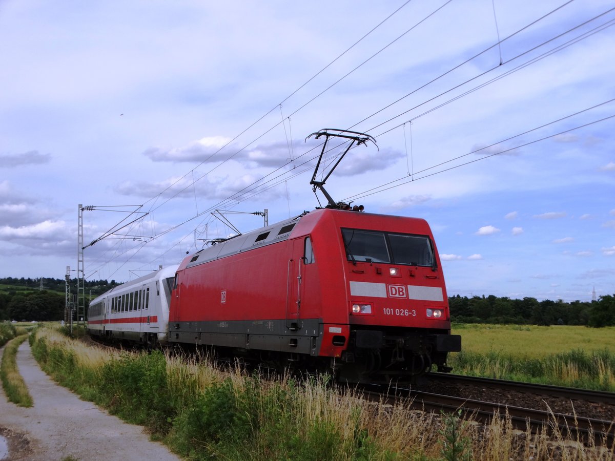 DB Fernverkehr 101 026-3 mit einen IC am 29.06.16 bei Walluf