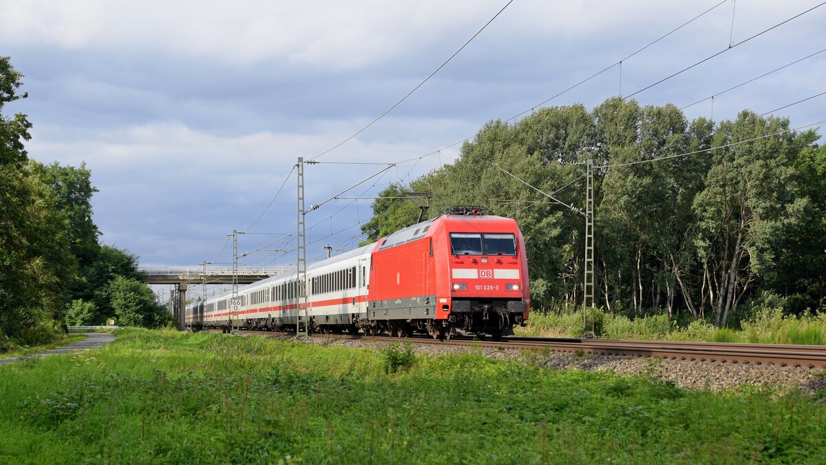 DB Fernverkehr 101 026 mit IC 2311 Westerland (Sylt) - Karlsruhe Hbf. Aufgrund einer Bombenentschärfung in Hamburg hatte dieser Zug ca. 150 Minuten Verspätung und wurde deshalb nur bis Münster (Westf) Hbf geführt (zwischen Lembruch und Diepholz, 25.08.2021).