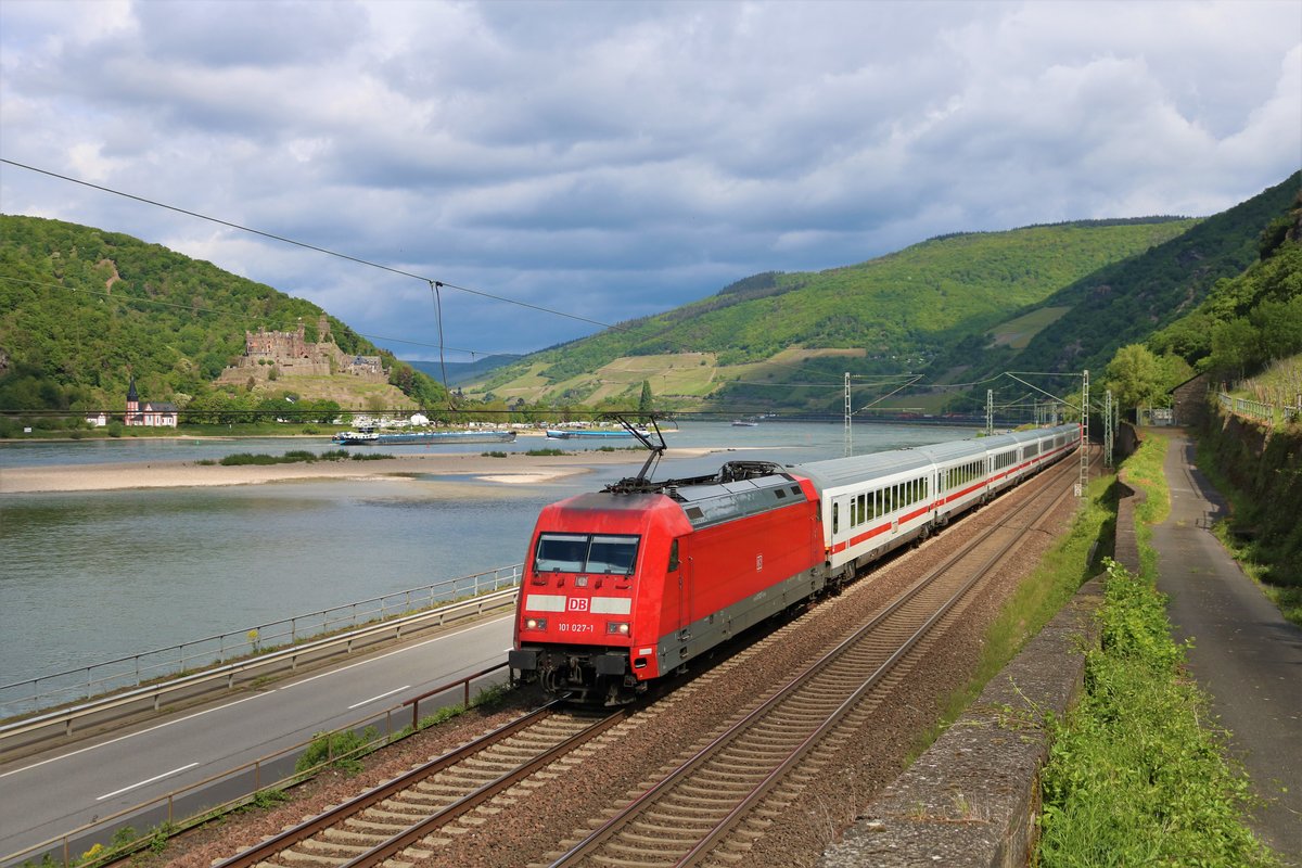 DB Fernverkehr 101 027-1 mit IC und noch einer 101 am Ende am 02.05.20 bei Assmannshausen am Rhein 