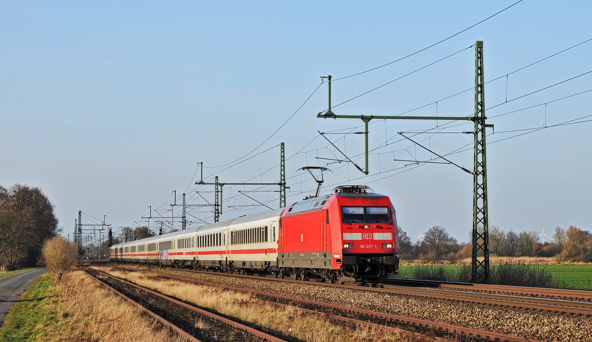 DB Fernverkehr 101 027 ist mit IC 2029 am 16.03.17 bei Diepholz auf dem Weg von HH-Altona nach Nürnberg Hbf. 