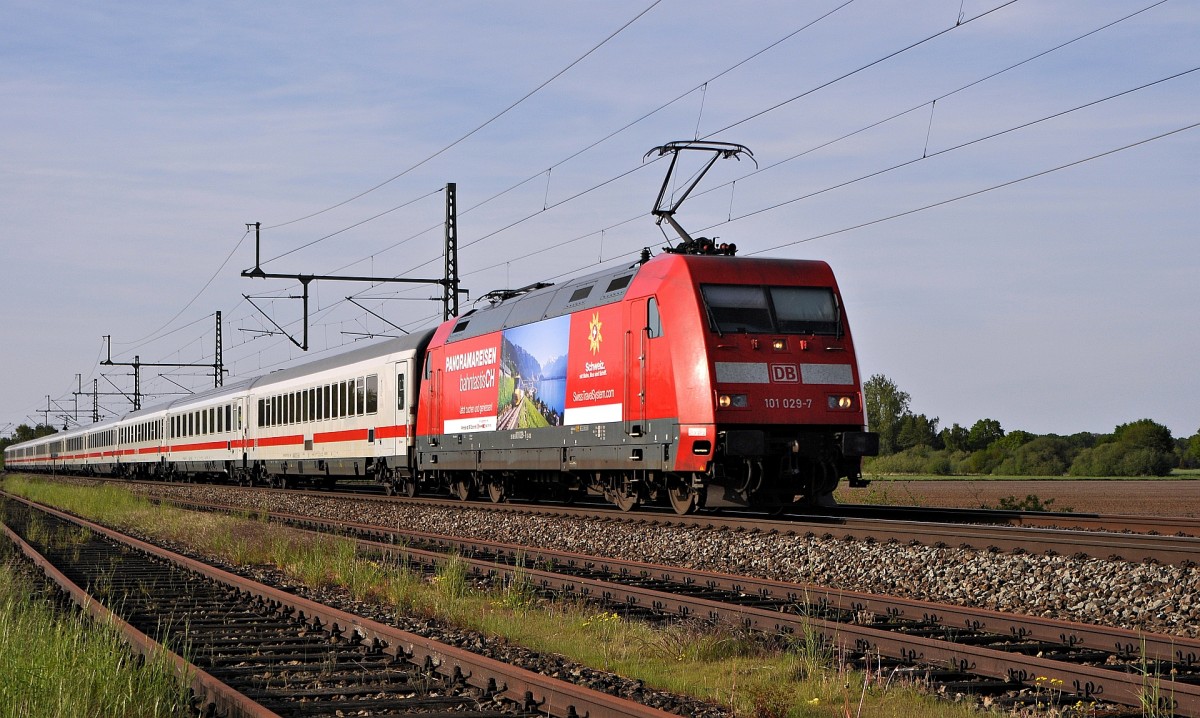 DB Fernverkehr 101 029  PANORAMAREISEN bahntastisCH  rauscht mit IC 2315 Westerland (Sylt) - Frankfurt (Main) Hbf mit reichlich Verspätung am 11.05.15 in Diepholz (Abzweig Fliegerhorst) dem nächsten Halt Osnabrück entgegen.