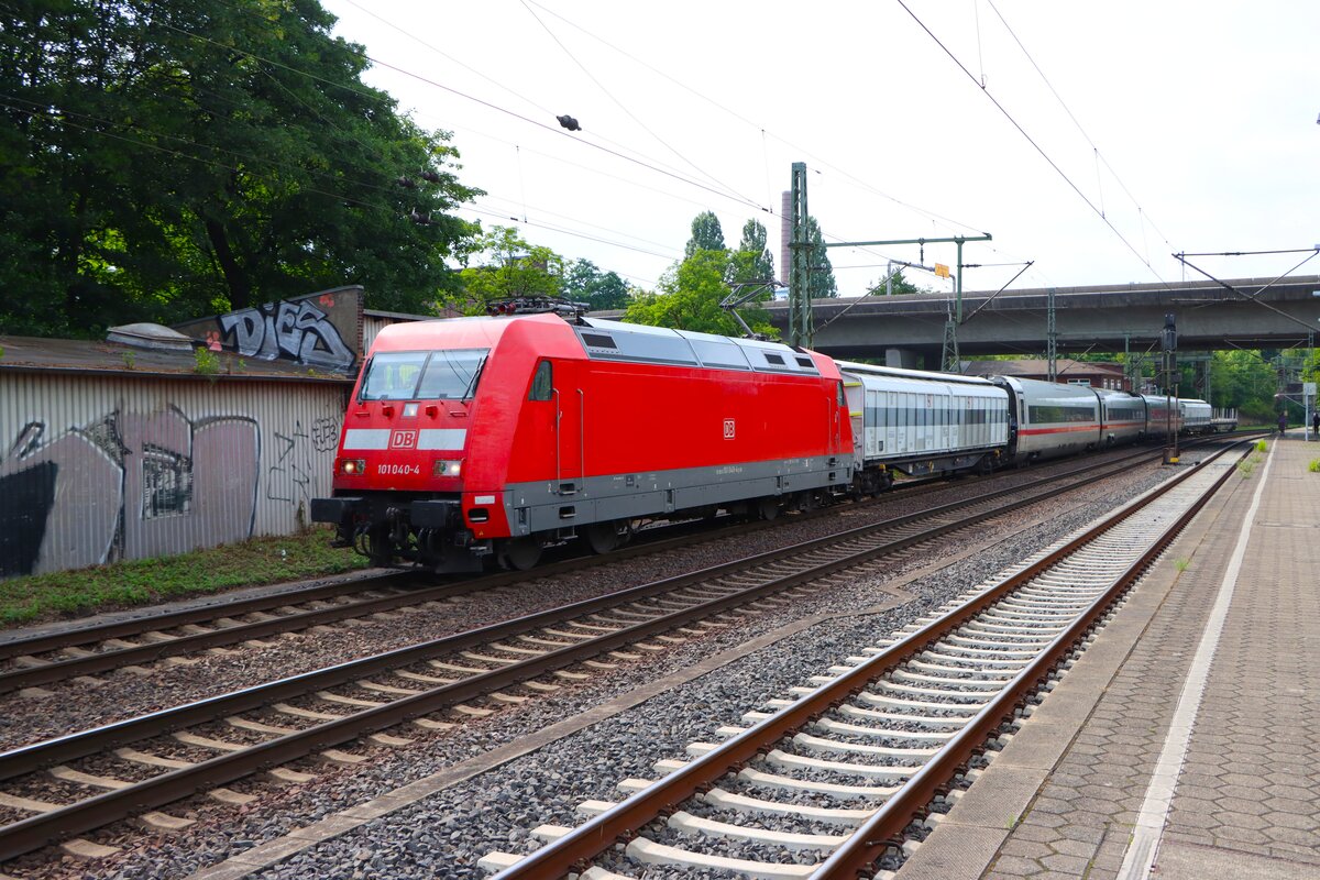 DB Fernverkehr 101 040-4 mit Railadventure Kuppelwagen und ICE4 Mittelwagen in Harburg in Hamburg Harburg am 18.07.25 vom Bahnsteig aus fotografiert
