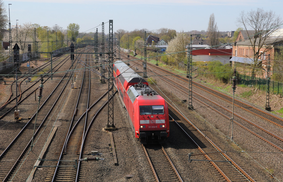 DB Fernverkehr 101 054 mit einem PbZ // Dortmund (in der Nähe der Station Dortmund-Marten Süd) // 19. April 2023