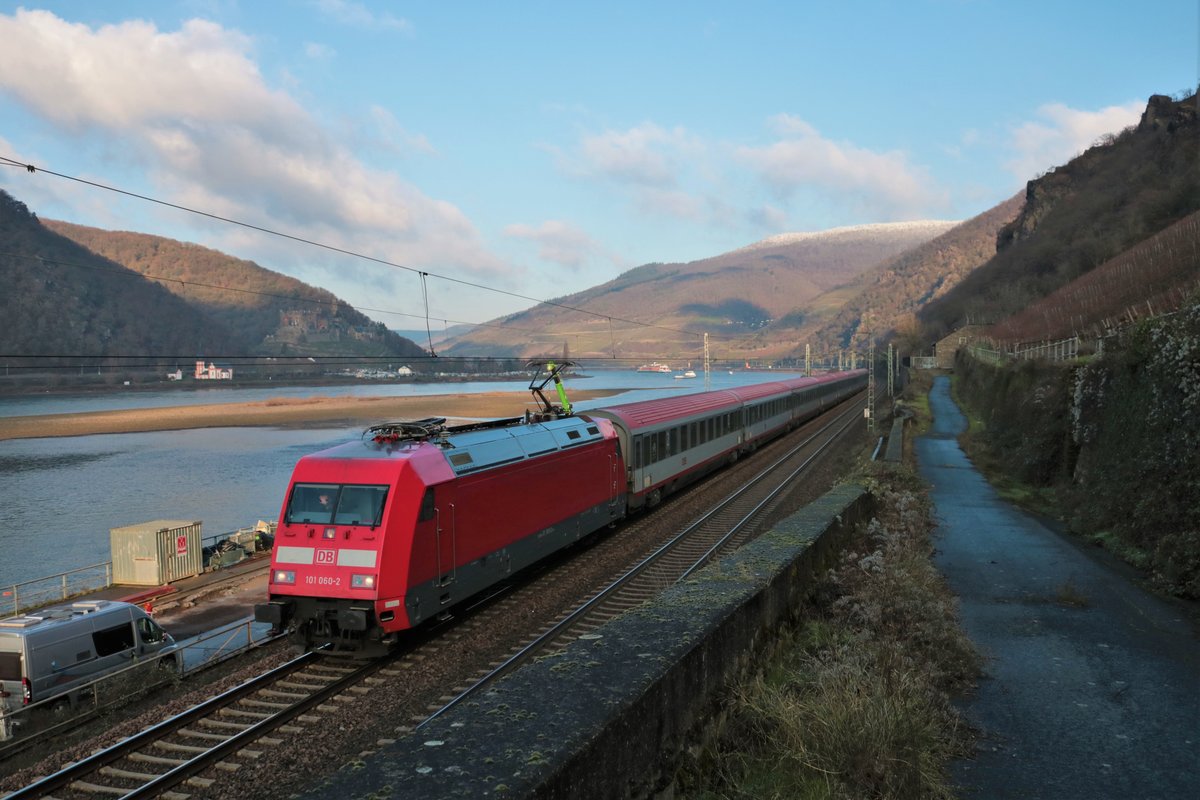 DB Fernverkehr 101 060-2 mit ÖBB Reisezugwagen in Assmanshausen (Rhein) am 09.01.21
