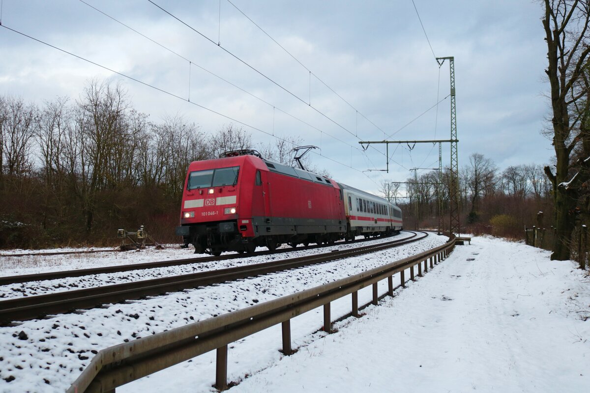 DB Fernverkehr 101 064-1 mit einen IC in Hanau am 08.01.22