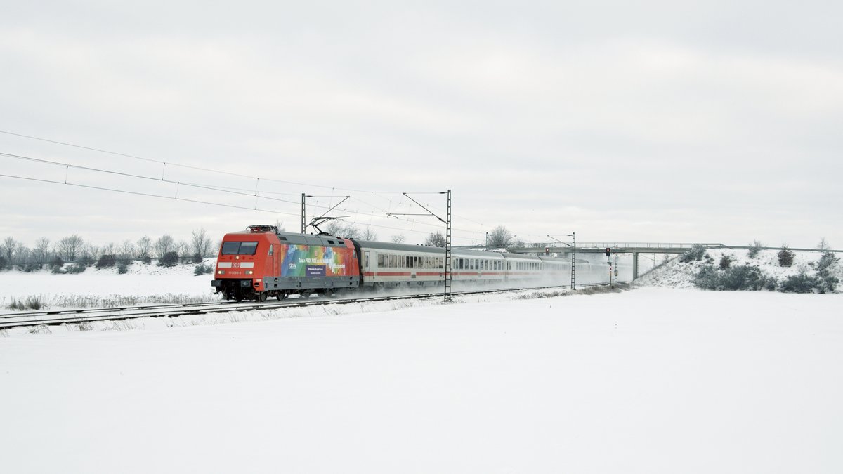 DB Fernverkehr 101 066  Take a PRIDE RIDE on the RAILBOW.  mit IC 2023 Hamburg-Altona - Frankfurt (Main) Hbf (Marl, NI, 12.02.2021).