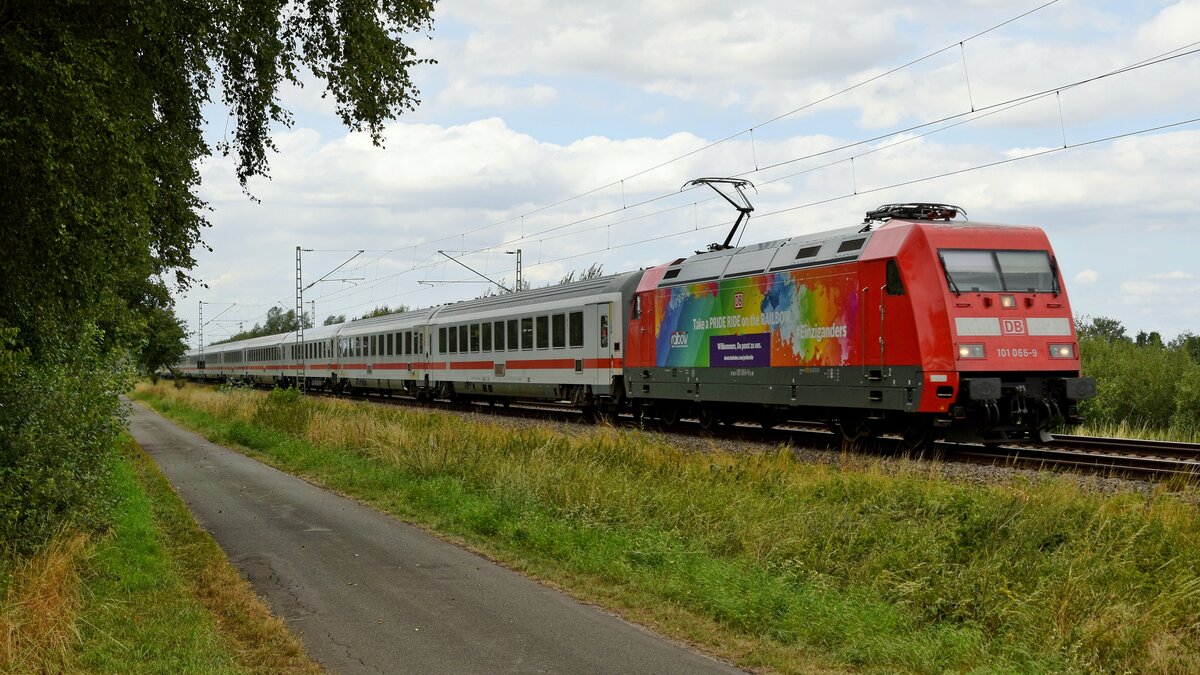 DB Fernverkehr 101 066  Take a PRIDE RIDE on the RAILBOW. #Einziganders  mit IC 2213 Ostseebad Binz - Karlsruhe Hbf (bei Lembruch, 20.08.2022).