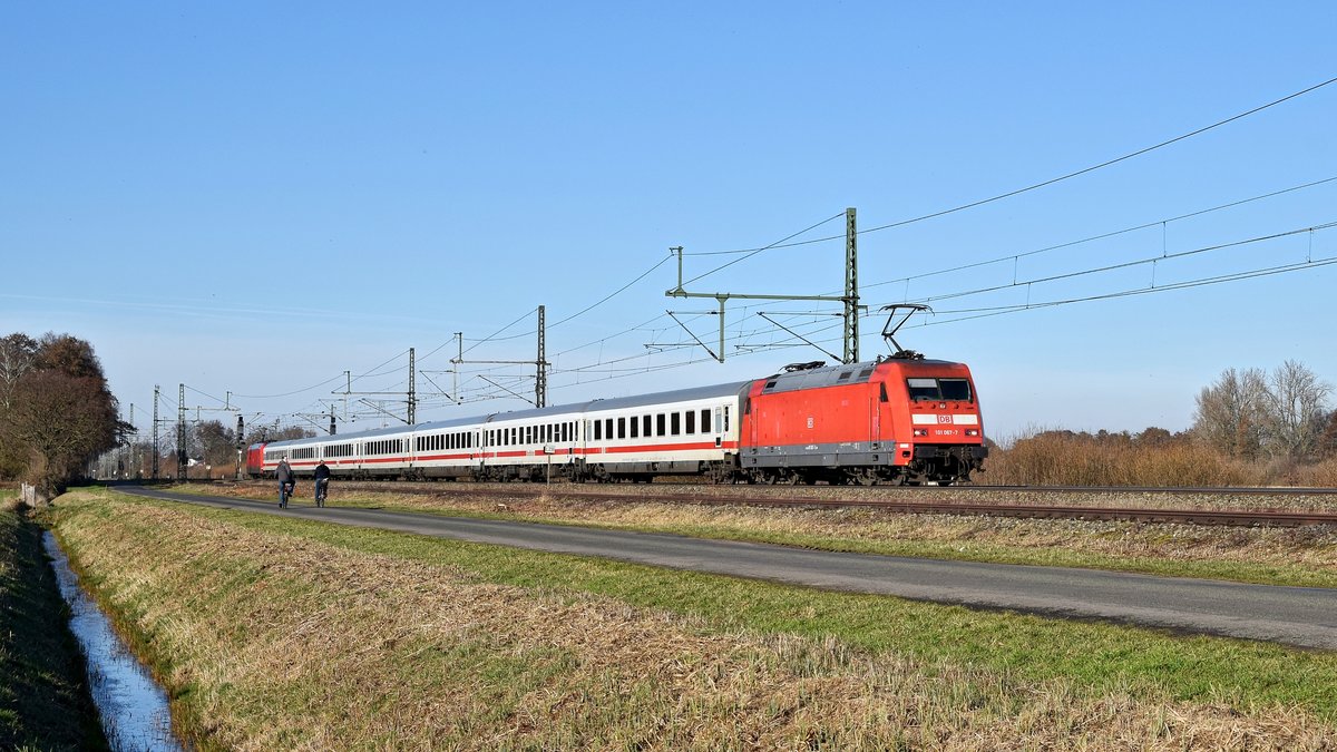 DB Fernverkehr 101 067 und 101 058 (am Schluss) mit IC 2335 Kiel Hbf - Regensburg Hbf (Diepholz, 24.02.19).