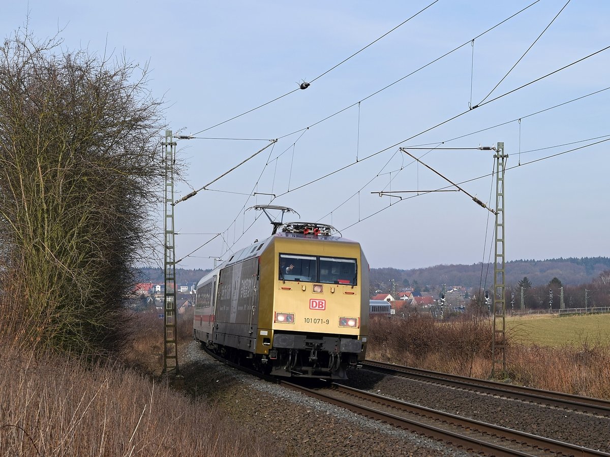 DB Fernverkehr 101 071  Zeit für Gold  mit IC 2311 Westerland (Sylt) - Stuttgart Hbf (Vehrte 06.03.18).
