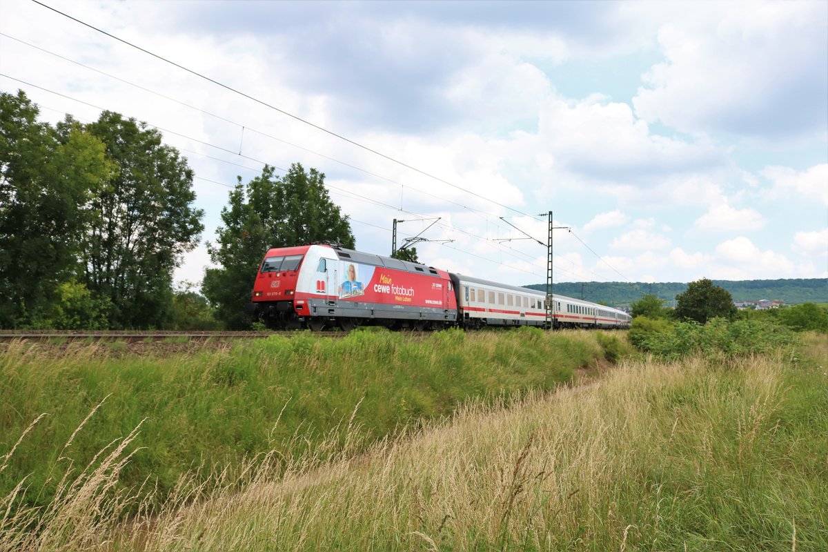 DB Fernverkehr 101 076-8 Mein Cewe Fotobuch mit IC2004 am 10.06.18 bei Gau Algesheim 