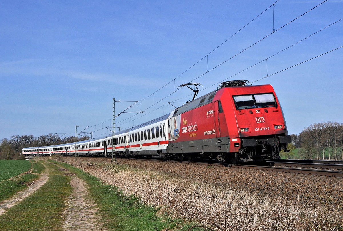 DB Fernverkehr 101 076  cewe fotobuch  mit IC 2417 Flensburg - Köln Hbf (Vehrte, 12.04.15). 