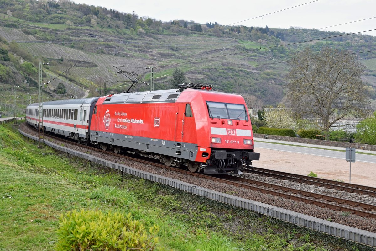 DB Fernverkehr 101 077  Bahn-Azubis gegen Hass und Gewalt  mit IC 2217 Greifswald - Stuttgart Hbf (Oberwesel, 16.04.19).