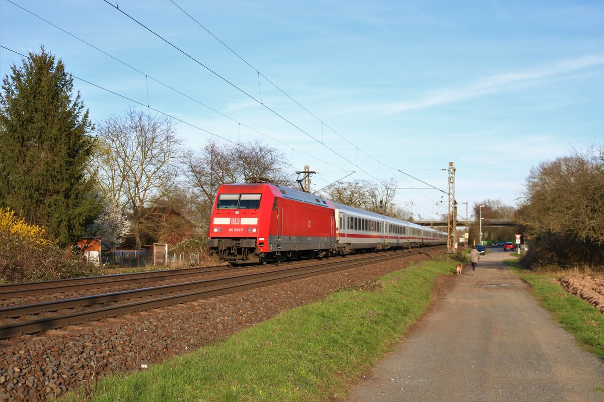 DB Fernverkehr 101 086-7 mit IC in Maintal Ost am 15.03.20