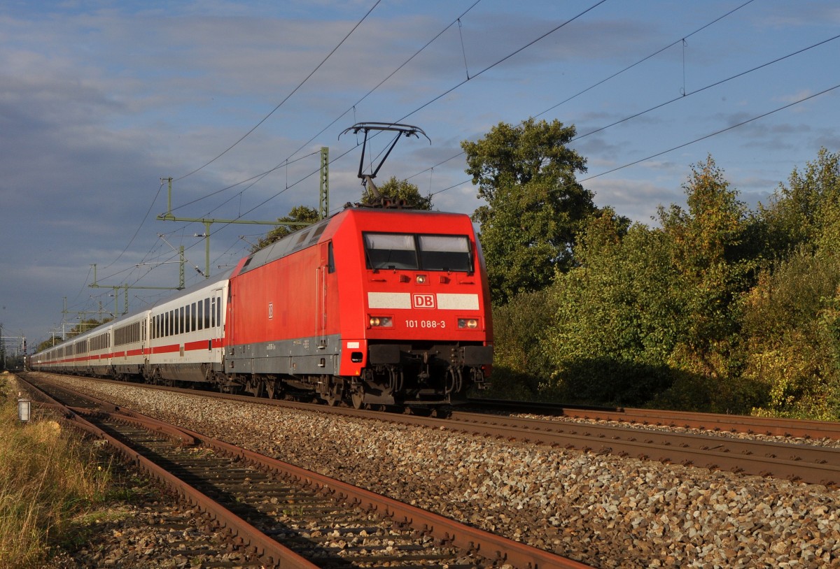 DB Fernverkehr 101 088 ist am 20.10.13 in Diepholz (Abzweig Fliegerhorst) mit IC 2213 auf dem Weg von Ostseebad Binz nach Stuttgart Hbf.