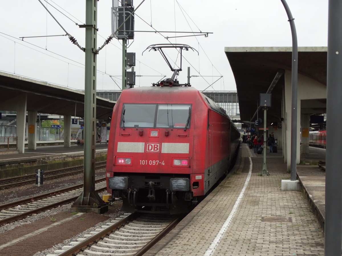 DB Fernverkehr 101 097-4 an einen IC am 11.10.14 in Heidelberg Hbf 