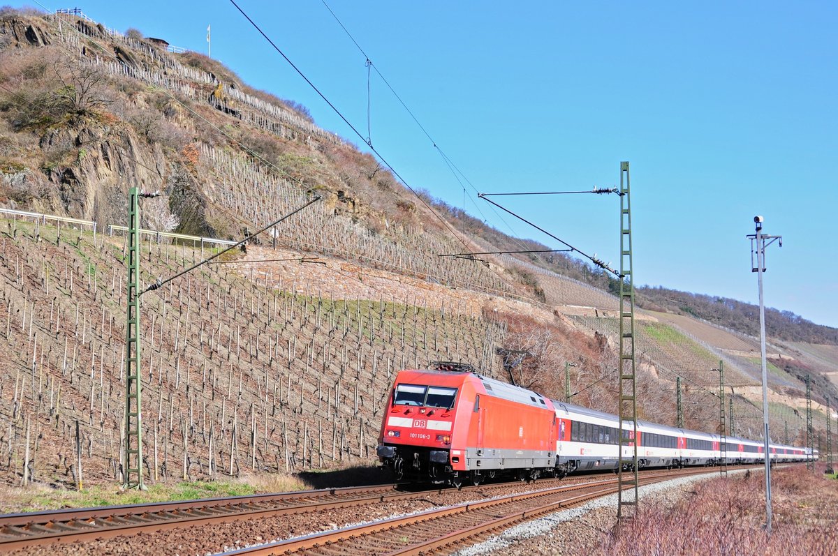DB Fernverkehr 101 106 mit EC 9 HH-Altona - Zürich HB am Bopparder Hamm bei Boppard am 10.03.17.