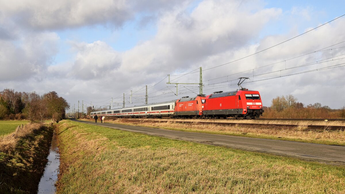 DB Fernverkehr 101 107-1 mit Wagenlok 101 135-2 und IC 2311 Westerland (Sylt) - Köln Hbf (Marl, NI, 01.02.2024).