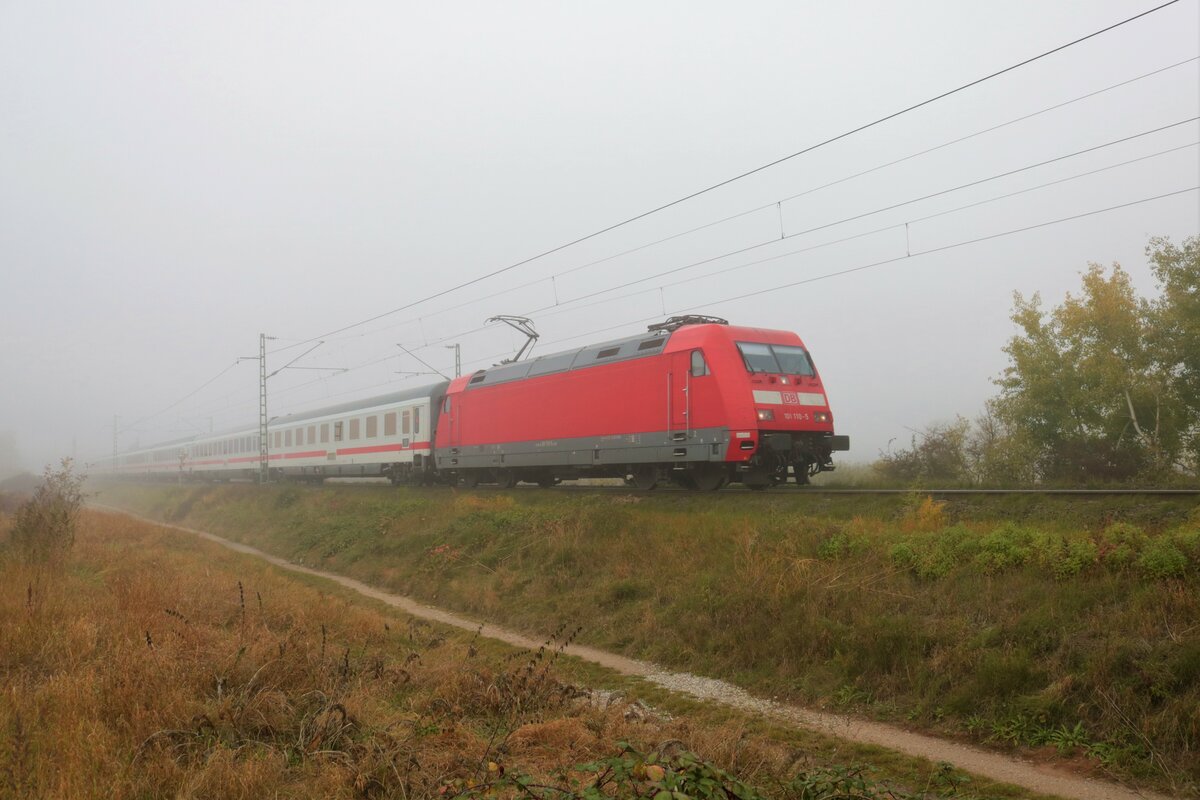 DB Fernverkehr 101 110-5 mit IC bei Gau Algesheim am 16.10.21