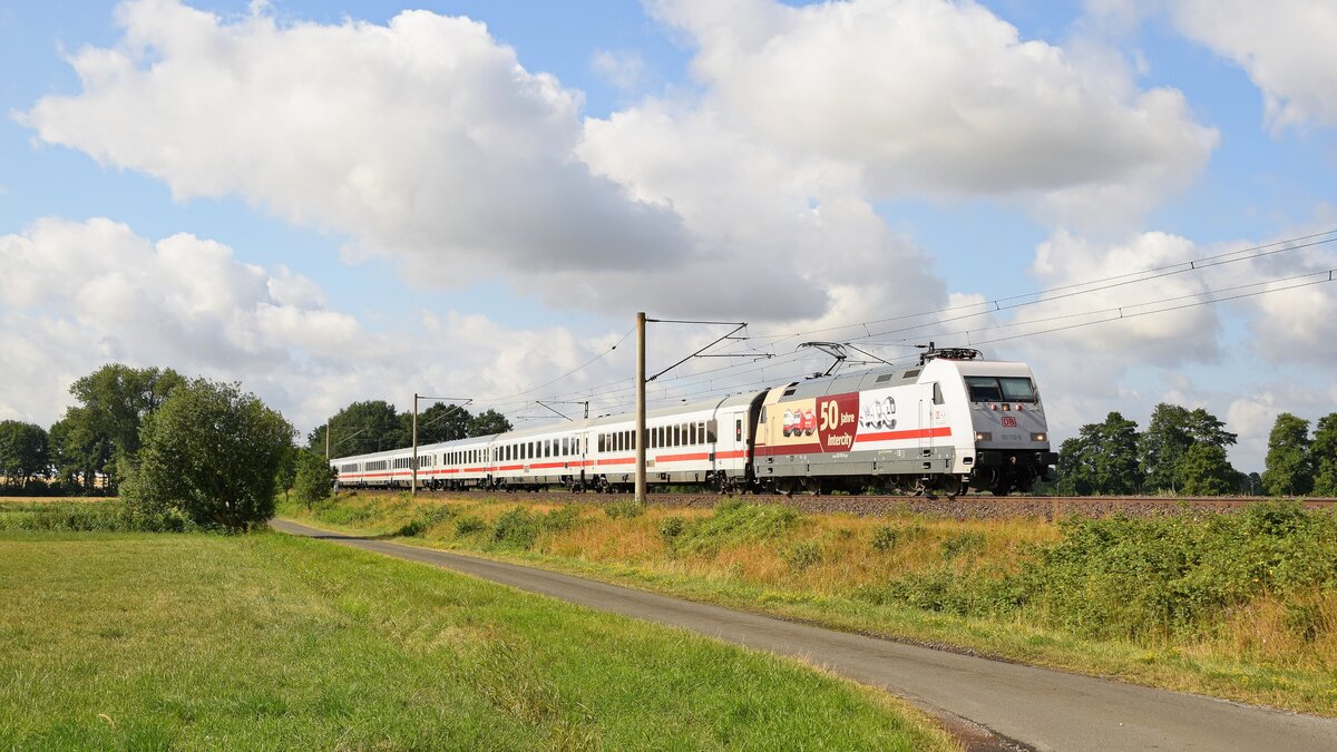 DB Fernverkehr 101 110  50 Jahre Intercity  mit IC 2212 Koblenz Hbf - Ostseebad Binz (Hüde, 23.07.2022).
