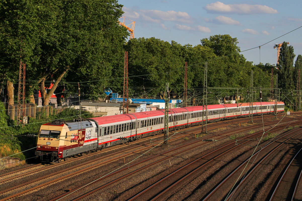 DB Fernverkehr 101 110 zieht den IC 118 von Stuttgart nach Dortmund, 2. Juli 2022, Düsseldorf Derendorf
