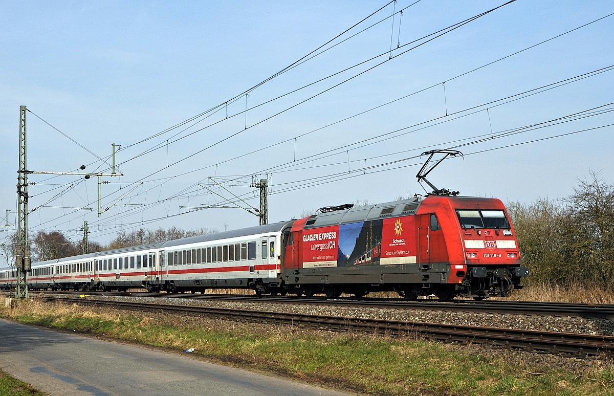 DB Fernverkehr 101 118  GLACIER EXPRESS unvergessliCH  schiebt IC 2226 Regensburg Hbf - Kiel Hbf (Diepholz, 18.03.15). 