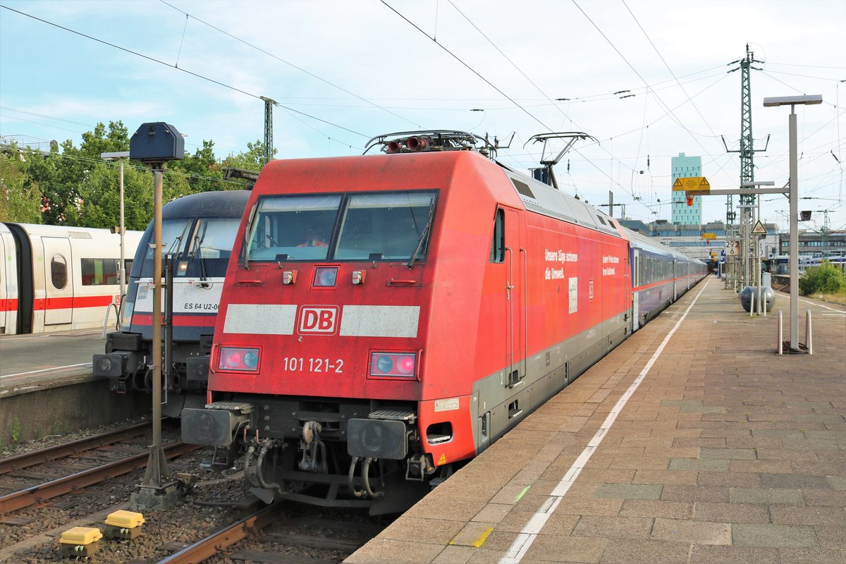 DB Fernverkehr 101 121-2 mit dem ÖBB Nightjet am 19.07.19 im Hamburg Altona 