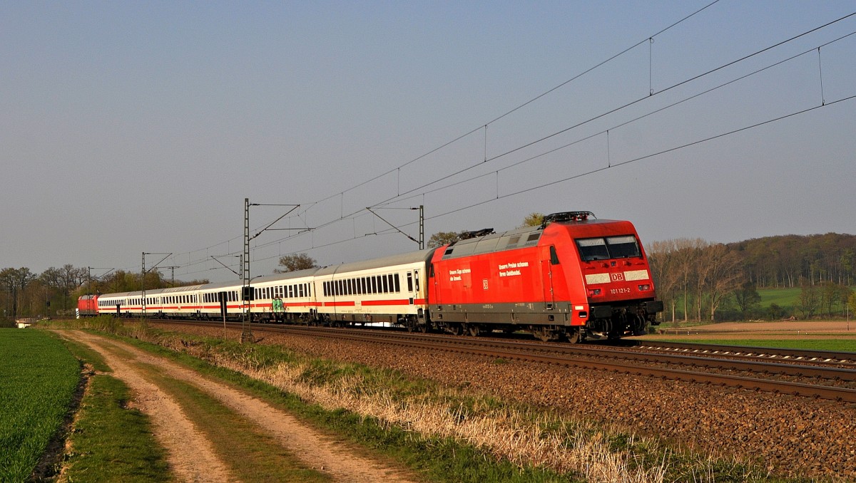 DB Fernverkehr 101 121 (Schublok) und eine unbekannte 101er sind mit IC 2312 Stuttgart Hbf - HH-Altona am 24.04.15 zwischen Belm und Vehrte unterwegs.