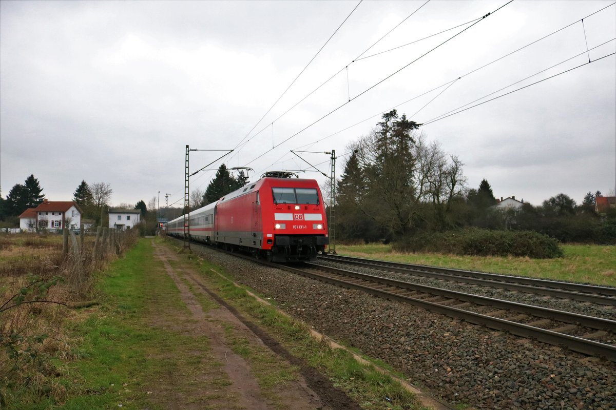 DB Fernverkehr 101 131-1 mit ex Metropolitan Garnitur am 10.02.18 bei Hanau West