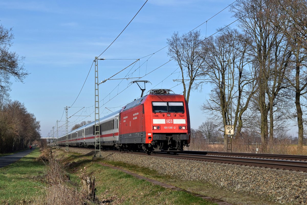 DB Fernverkehr 101 135 mit IC 2311 Westerland (Sylt) - Stuttgart Hbf (zwischen Lembruch und Diepholz, 25.02.19).