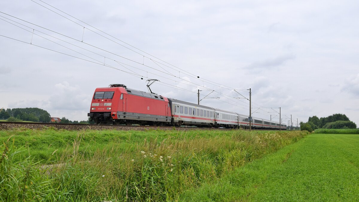 DB Fernverkehr 101 141 mit IC 148 Berlin Hbf - Amsterdam Centraal (bei Melle, 21.07.2021).