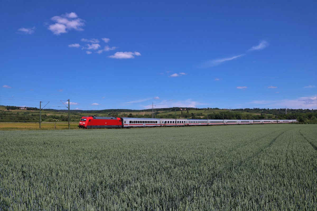DB Fernverkehr 101 xxx am 30.05.20 mit einen IC in Niederwalluf 