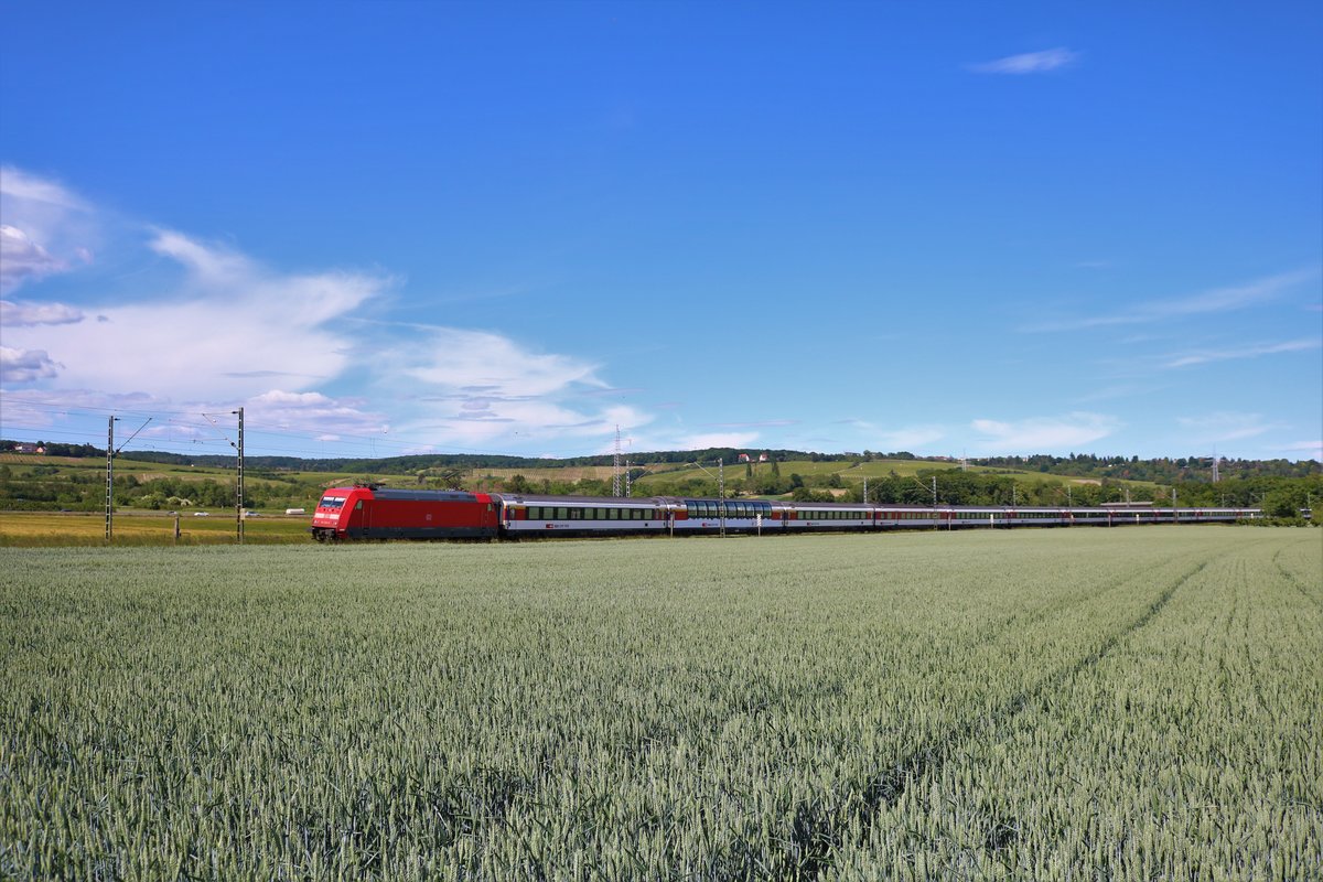 DB Fernverkehr 101 xxx mit SBB Wagen als Eurocity 8 in Niederwalluf am 30.05.20