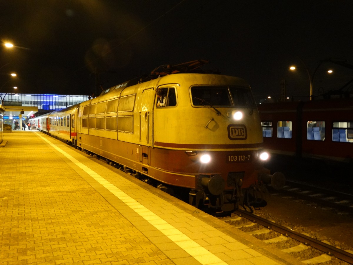 DB Fernverkehr 103 113-7 mit IC nach Wiesbaden am 30.11.14 in Heidelberg Hbf 