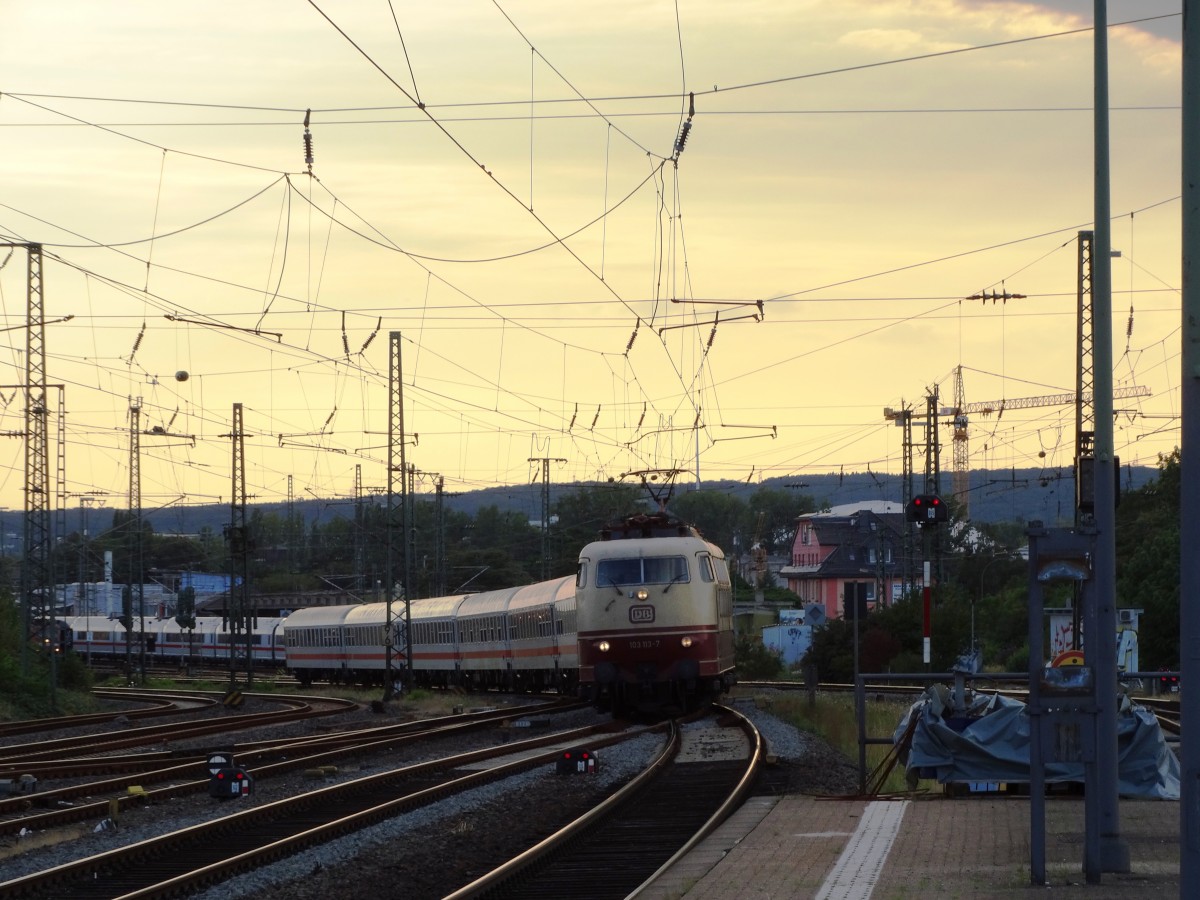 DB Fernverkehr 103 113-7 mit dem IC Leerzug von Mainz nach Frankfurt am 20.08.15 in Frankfurt am Main Höchst Bhf 