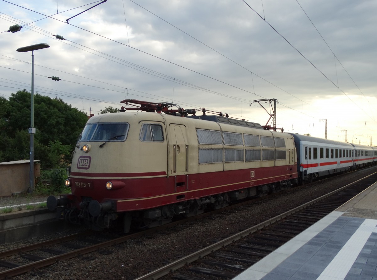 DB Fernverkehr 103 113-7 mit dem IC Leerzug von Mainz nach Frankfurt am 20.08.15 in Frankfurt am Main Höchst Bhf
