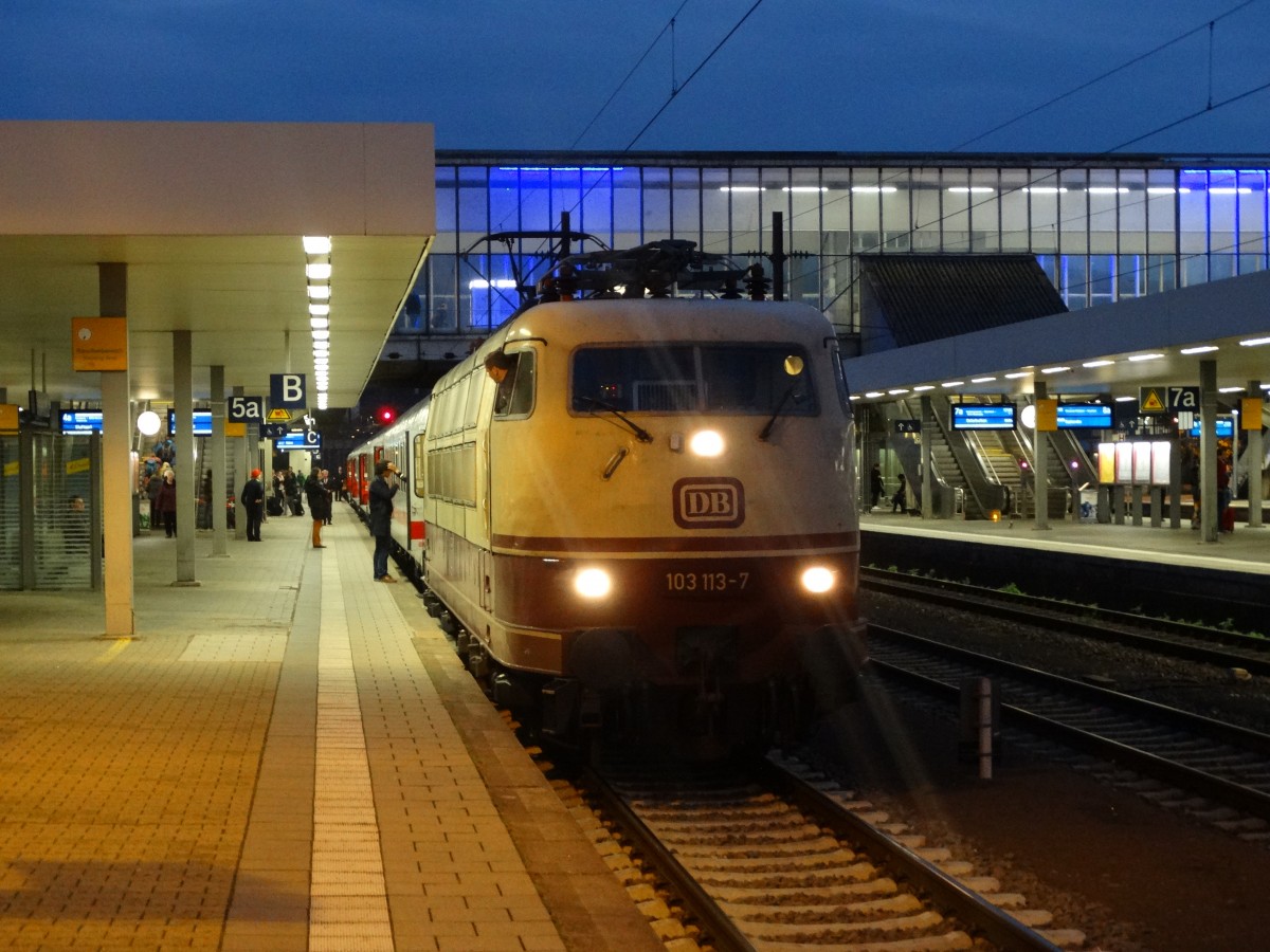 DB Fernverkehr 103 113-7 mit dem IC 2316 am 25.10.15 in Heidelberg Hbf