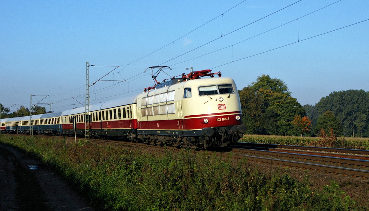 DB Fernverkehr 103 184 mit dem aus historischen IC- und TEE-Wagen gebildeten IC 1817 Hamburg-Altona - Köln Hbf (Vehrte, 10.10.10).
