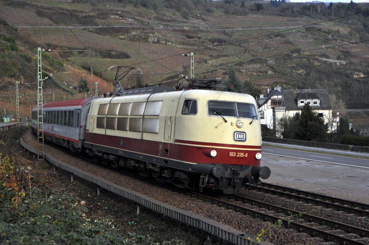 DB Fernverkehr 103 235 mit dem aus ÖBB-Wagen gebildeten IC 119 Münster (Westf) Hbf - Innsbruck Hbf (Oberwesel, 27.12.13).