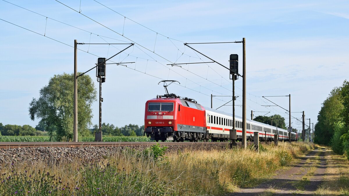 DB Fernverkehr 120 105 und 120 133 (am Zugschluss) mit IC 2023 Hamburg-Altona - Frankfurt (Main) Hbf (Hüde, 20.07.2019).