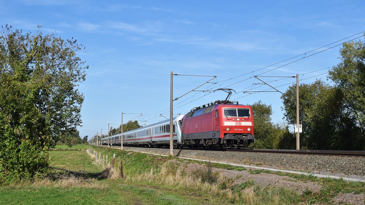 DB Fernverkehr 120 114 mit IC 2311 Westerland (Sylt) - Stuttgart Hbf (Hüde, 05.10.18).