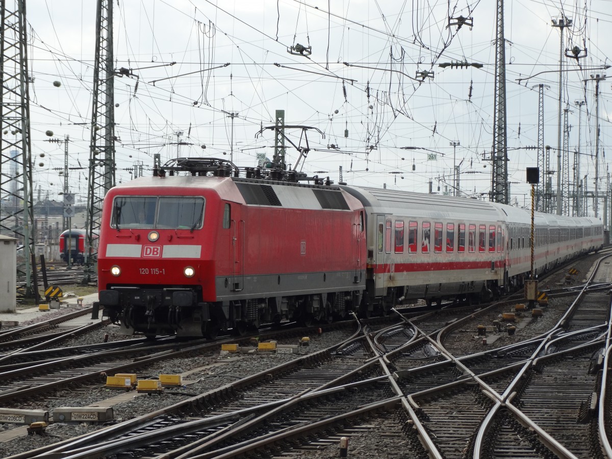 DB Fernverkehr 120 115-1 am 01.03.15 in Frankfurt am Main mit einen IC vom Bahnsteig aus fotografiert