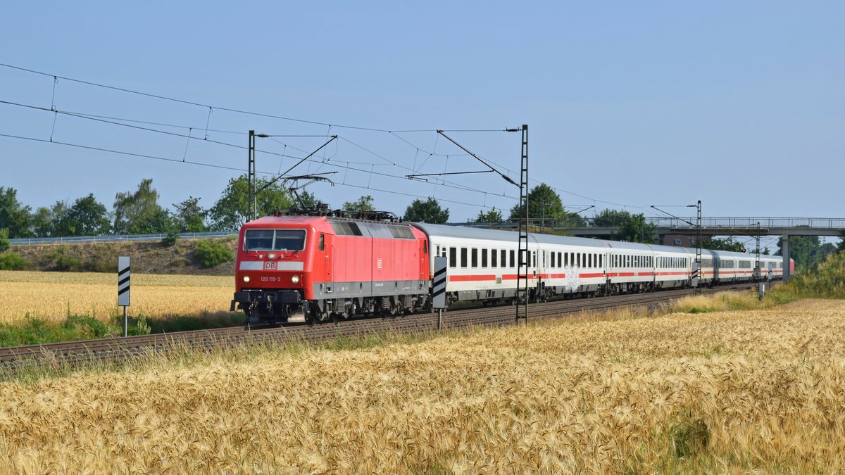 DB Fernverkehr 120 119 und 120 133 (am Zugschluss) mit IC 2023 Hamburg-Altona - Frankfurt (Main) Hbf (Marl, NI, 22.06.19)