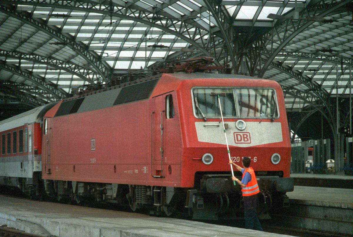 DB Fernverkehr 120 127 mit IC (Köln Hbf, XX.07.1997); digitalisiertes Dia. 