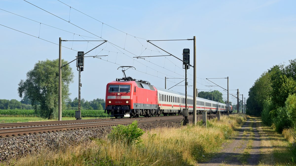 DB Fernverkehr 120 133 und 120 143 (am Zugschluss) mit IC 2023 HH-Altona - Frankfurt (Main) Hbf (Hüde, 18.07.19).