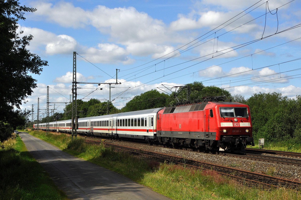 DB Fernverkehr 120 133 und die schiebende 101 035 mit IC 2213 Ostseebad Binz - Stuttgart Hbf (Diepholz, 22.06.14).
